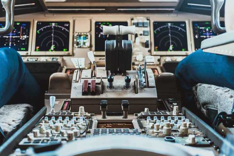 Cabina di pilotaggio simulata negli addestramenti a scuola di volo